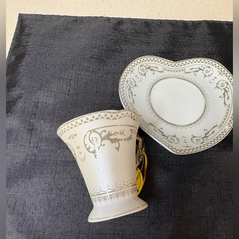 D'Lusso Elegant White and Silver Tea Cup Set - Picture 4 of 8